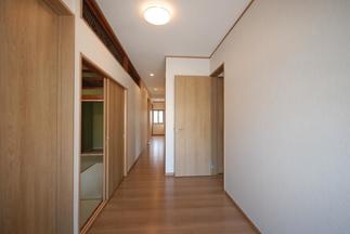 狭く圧迫感のあった廊下も広々として開放感のある廊下に仕上げました