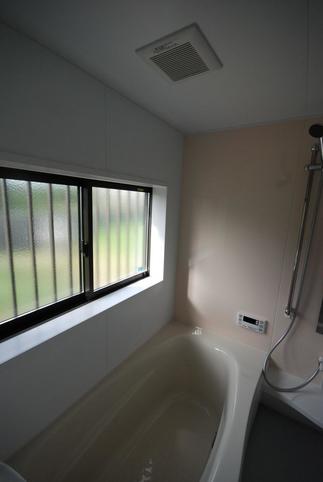 既存のタイル浴槽からユニットバスへ入れ替え工事を行いました。