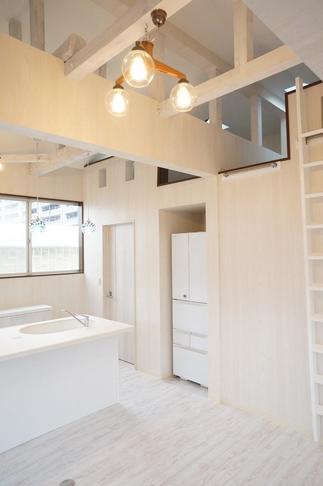 高くした天井と白で統一した色が南からの光で明るい癒し空間