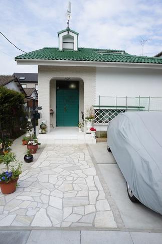 既存の門壁を解体し植栽を撤去、オシャレな通路と駐車場になりました。