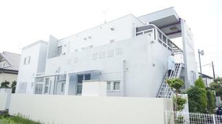 白を基調とした美しい建物に再現、新築時の外観が再現されました