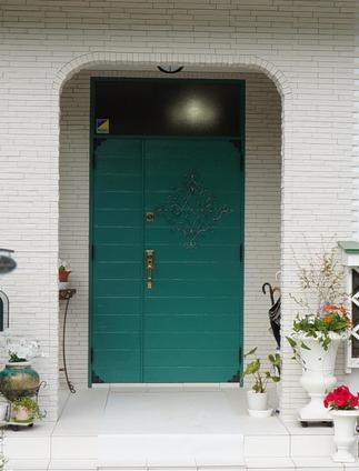 既存のリシン吹き付け塗装の外壁を削り新たにタイル仕上げにしてドアを塗装。