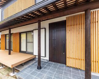 外観は雨戸を撤去し格子を取付け塗装を行いました。京風な外観になりました。