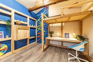 寝室は造作家具でテレワークができるよう改修しました。