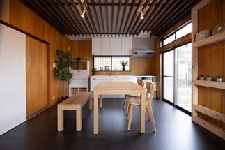 キッチンの位置を移動し、天井を造作しモダンで美しいお部屋に生まれ変わりました