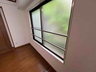 東京都足立区O様邸開口部窓手摺設置工事が完了しました。