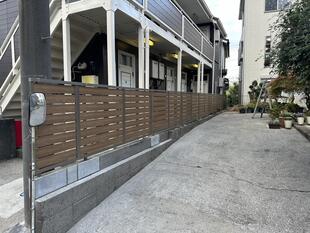 アパート隣接地の視線対策に。LIXIL「フェンスAB」への交換リフォーム事例｜埼玉県吉川市