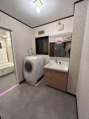 【埼玉県草加市】F様邸：洗面所全面改装・設備交換工事 配管位置の適正化で使いやすく。LIXIL「ピアラ」と華やかな内装で清潔感あふれるサニタリーへ