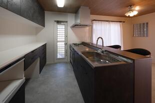 【埼玉県吉川市】H様邸｜洗練されたチャコールカラーで紡ぐ、収納力抜群のモダンキッチンリフォーム 