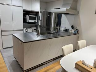 【施工事例】空間を一変させる、宙に浮くキッチン。八潮市M様邸で叶えた、ラグジュアリーな住空間への挑戦