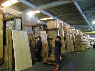 倉庫内 スタッフ二人.jpg