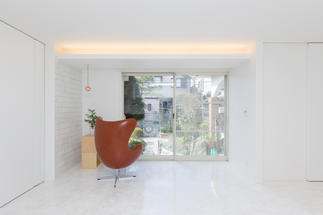 庭を眺める居室