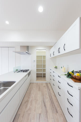 キッチンの奥には広々パントリー