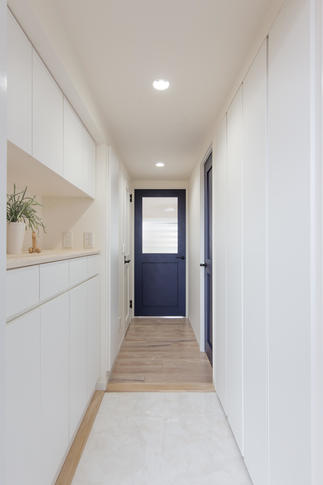 デットスペースを利用して玄関収納両サイドに設けています。