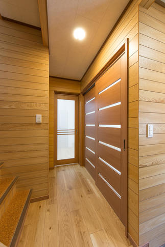 既存と新規が違和感のない廊下。