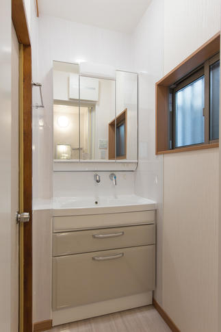 両サイドパネルで清潔な洗面空間