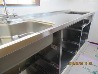 キッチンの内部はオールステンレスで清潔