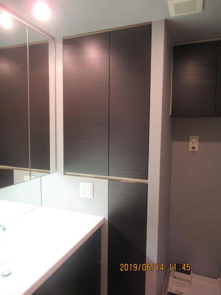 既存キッチンと同じ白い扉をダークな木目のダイノックシートに張り替えました。