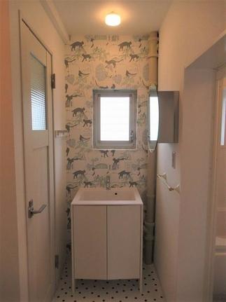 おしゃれなクロスの洗面スペース