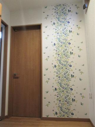 階段を上がった先のおしゃれなクロス