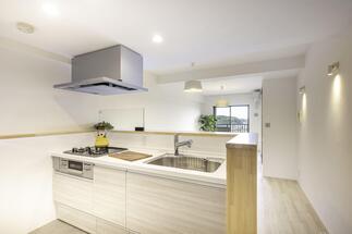 明るく開放的なナチュラルキッチンで、毎日の料理をもっと楽しく