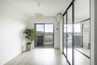 透明間仕切りで空間を【ゆるく】仕切る