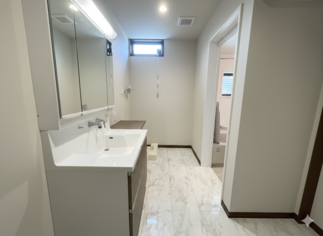 …清潔感あふれる広々としたサニタリー…