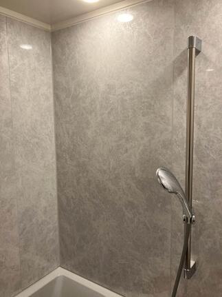 高級感あふれる「大理石調」のアクセントパネル