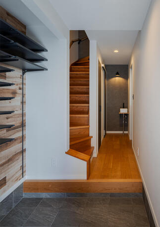 …質感で魅せる「和モダン」なエントランス…