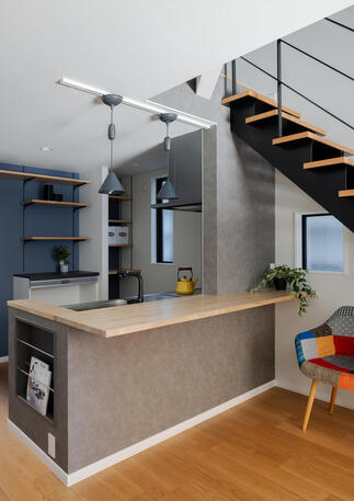 …異素材が調和する「魅せるキッチン」…