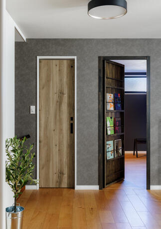 …暮らしを彩る「隠し扉」と「見せる収納」…