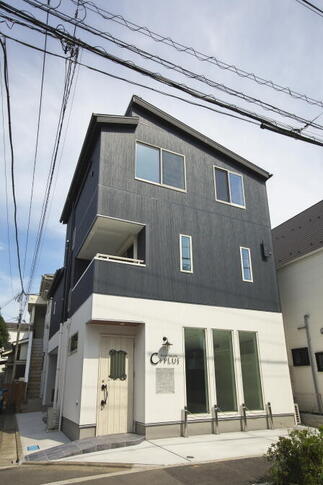 街に映える、ネイビー×ホワイトの洗練された佇まい