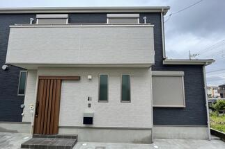 街並みに映えるモダンで端正な佇まい