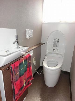 1Fトイレ／室内の配管をとり払い、広々と明るいおトイレへ