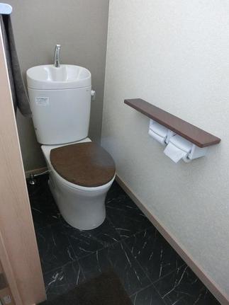 2Fトイレ／シックで落ち着きのあるおトイレに