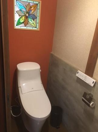 ステンドグラスをあしらったお手洗い