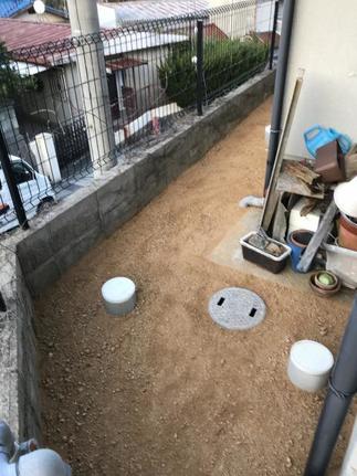 新築当時の平らなお庭へ