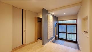 こだわりのハイドアで高級感ある玄関に