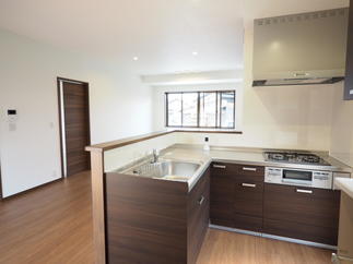 （After）和室2間をLDKに間取り変更し、対面式の明るいキッチンを設置しました