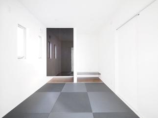 リビング脇に設けられた和室は、黒の畳がアクセントになってスタイリッシュな空間に仕上がりました。4.5畳ほどのスペースが取られています。