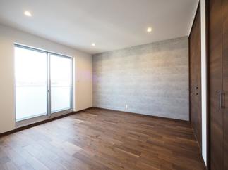 ２階には落ち着いた印象の寝室と、２つの子供部屋が設けられました。(寝室)