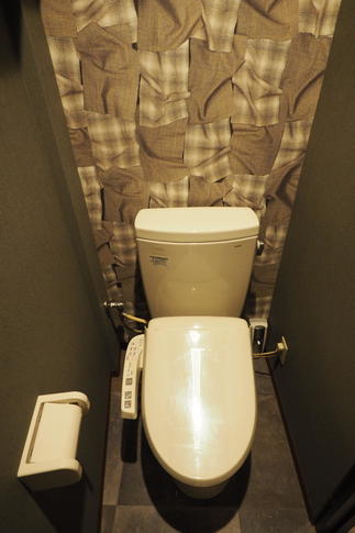 個性的なクロスがアクセント　トイレ空間