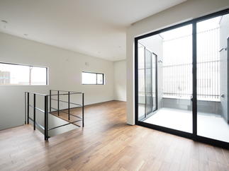 2階部分にＬＤＫを配置し、外の視線を気にせず明るさを取り入れることができます。また、テラスの外側には木格子を施しているので、外部からの視線は遮られた開放的かつプライベートな空間となりました。