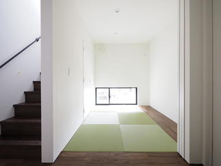 一方、洗面・バスルームと主寝室を1階にまとめることにより、機能的な間取りになりました。