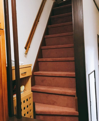 階段のカーペットを貼り替えて上品な雰囲気に