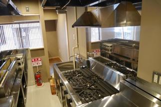 お客様の顔を見ながらお料理を提供できる厨房