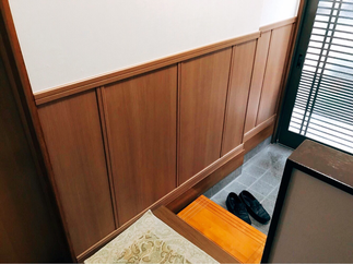玄関の腰壁を新しく貼り替え