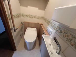 空間にゆとりを生む、コンパクトなタンクレストイレ