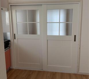 お部屋の仕切りに木製引き違い戸を設置