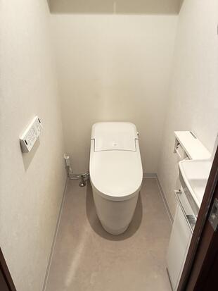 すっきりフォルムで、心地よいトイレ空間に